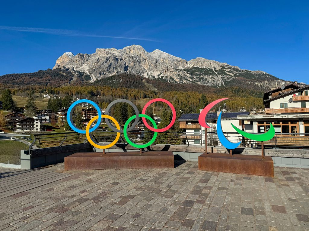 un panorama sulle montagne di cortina d'ampezzo in vista delle olimpiadi