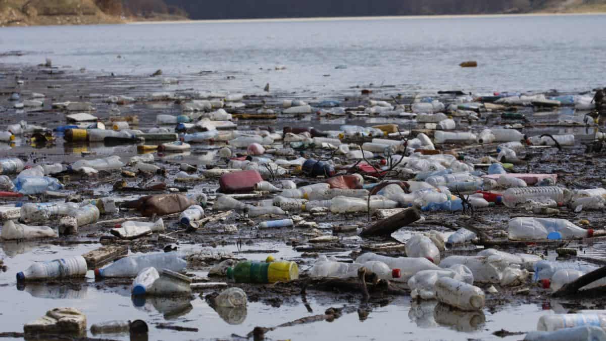 plastica nel fiume