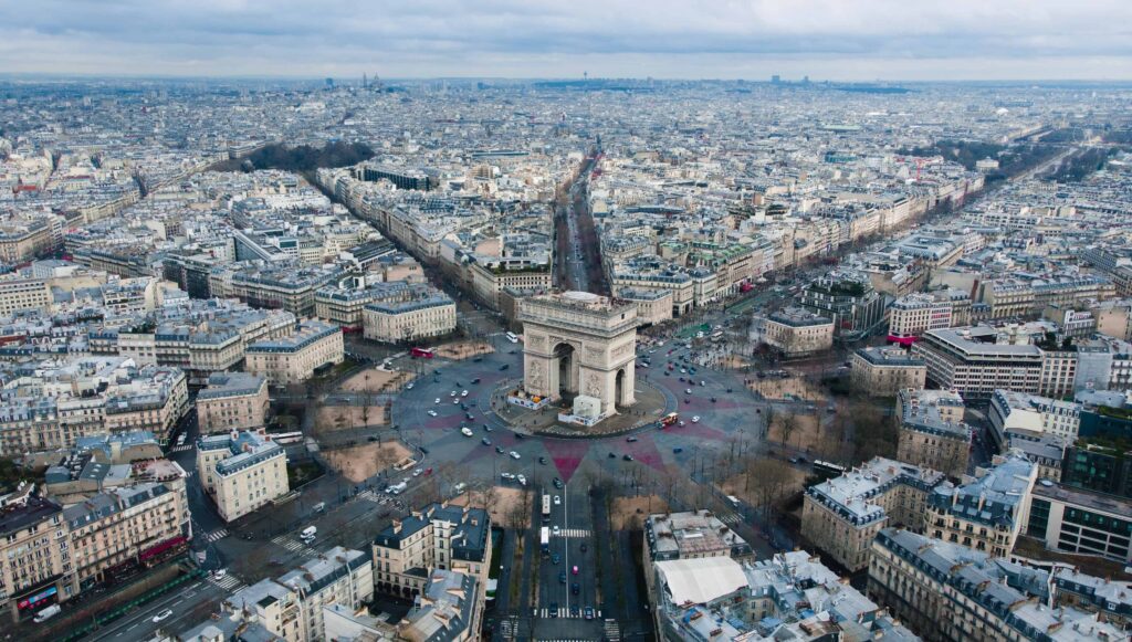Vista aerea dell'Arco di Trionfo a Parigi.