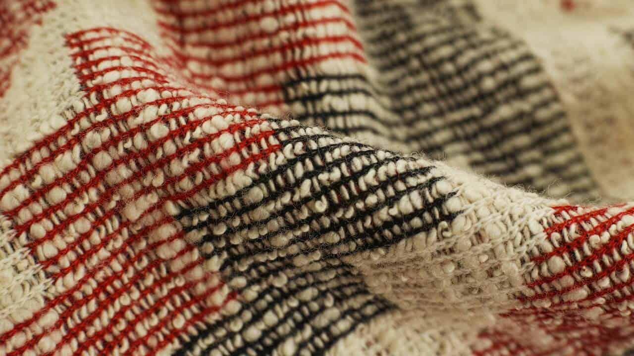 Una coperta realizzata grazie a un patchwork, bell'esempio di riciclo dei tessuti