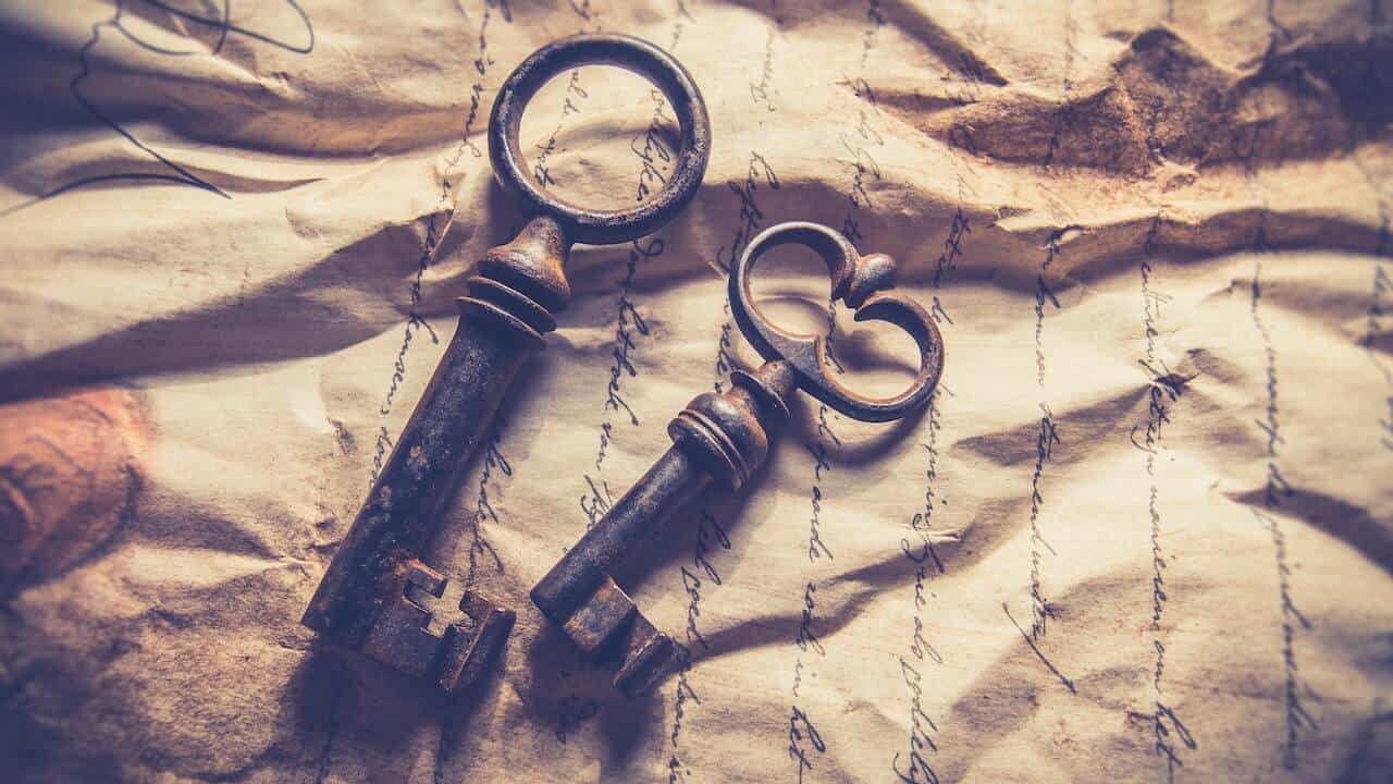 Vecchie chiavi su un foglio di carta