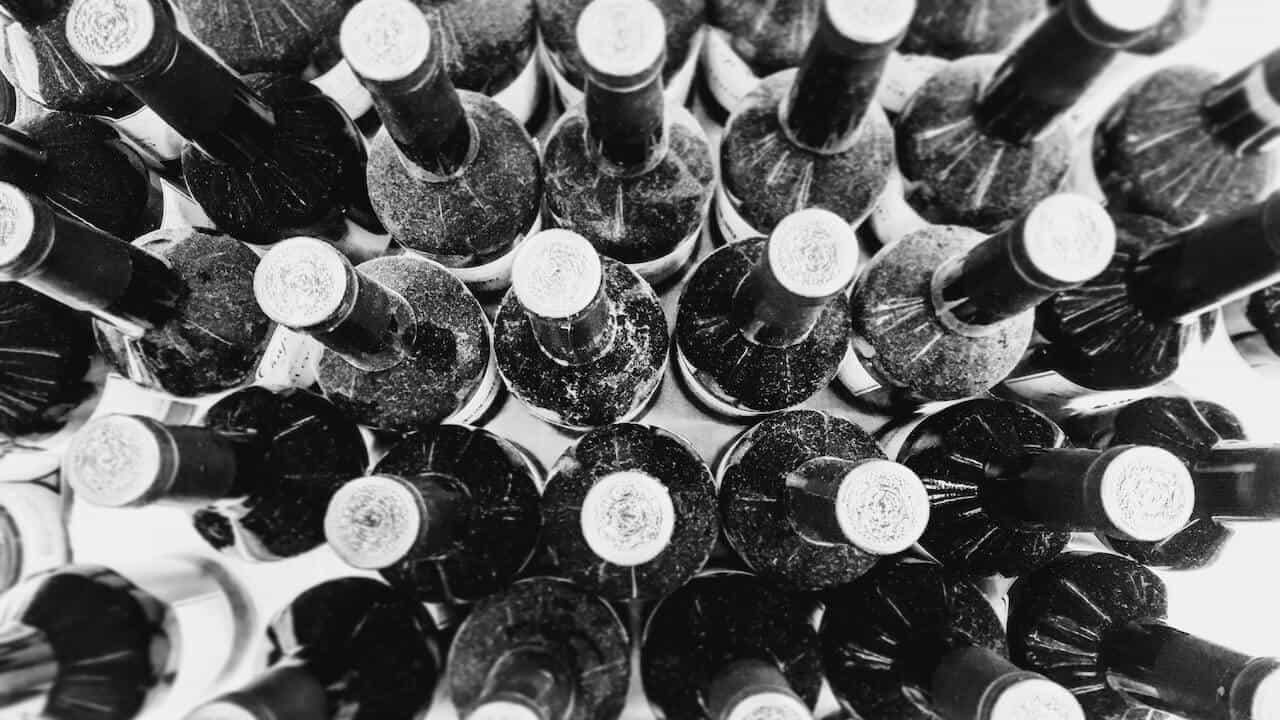 Bottle art: un'ampia collezione di bottiglie pronte a essere riciclate in maniera creativa