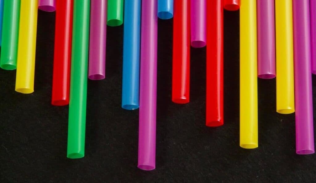 La plastica è uno dei materiali più inquinanti in assoluto: ecco perché è così importante riciclarla, vediamo come, qui trovi 4 consigli originali.