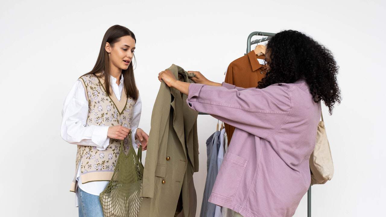 Durante un fashion swap party, due ragazze si accordano sul baratto di una giacca da donna