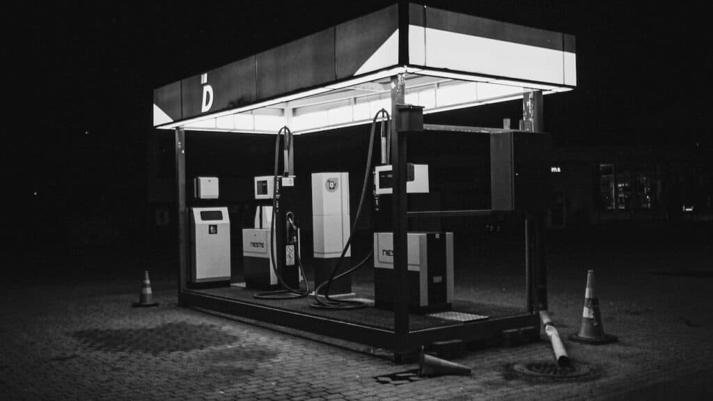 Un distributore di carburante per automobili alimentato a gas combustibili green
