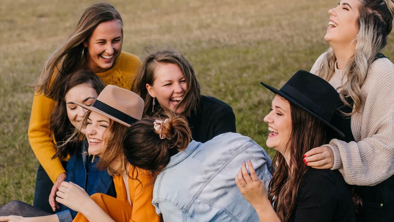 Un gruppo di giovani della generazione z fa festa su un prato