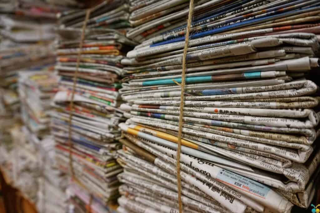 Forse non tutti sanno che i giornali usati si possono riciclare anche in modi piuttosto creativi e artistici: ecco qualche idea carina.