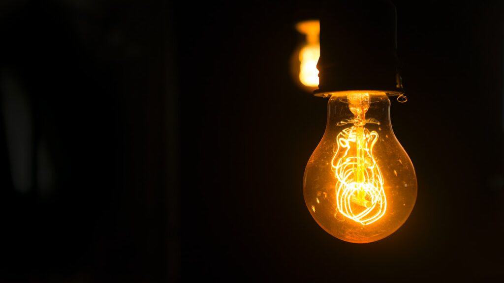 Due lampade fai da te accese illuminano il buio