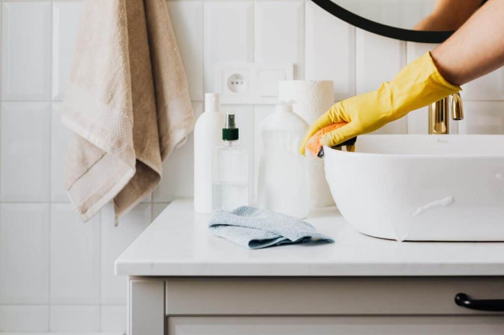 Ogni giorno utilizziamo detersivi per la pulizia della casa che, purtroppo, hanno un importante impatto a livello ambientale: ecco qualche idea più green.