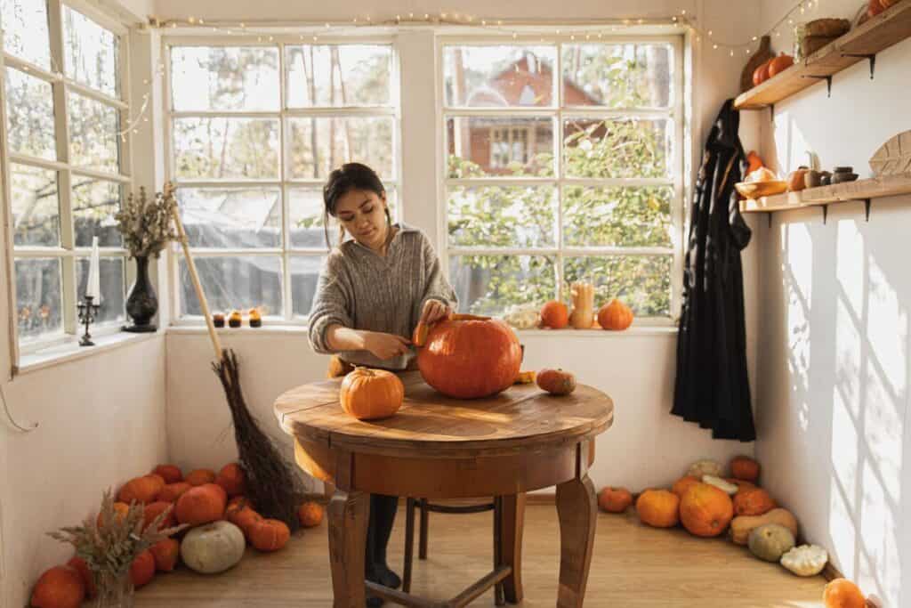 In che modo la zucca può essere usata per decorare le nostre tavole? Ecco qualche idea interessante per l'autunno in arrivo in questi giorni.