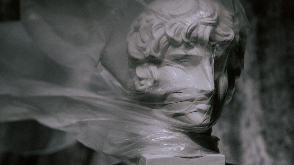 Riciclaggio artistico: da uno strato di plastica esce una fantastica scultura neoclassica