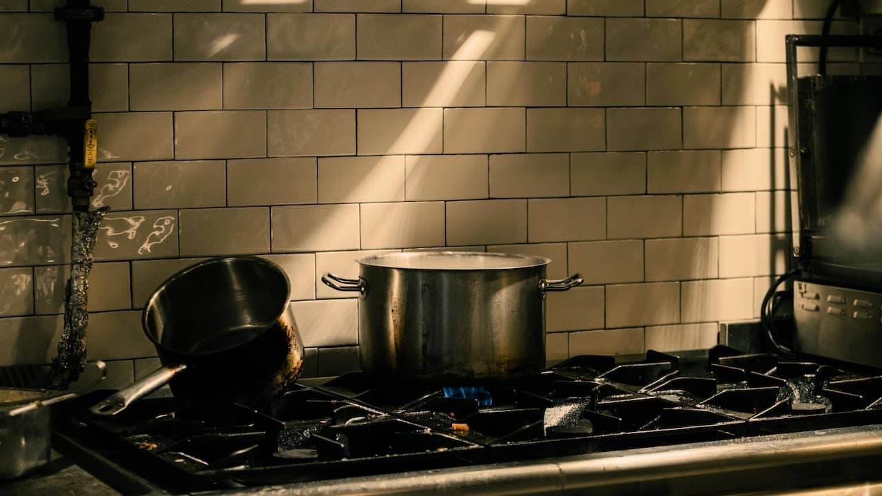 Riciclare le vecchie pentole di questa cucina aiuta l'ambiente e ci regala arredi suggestivi