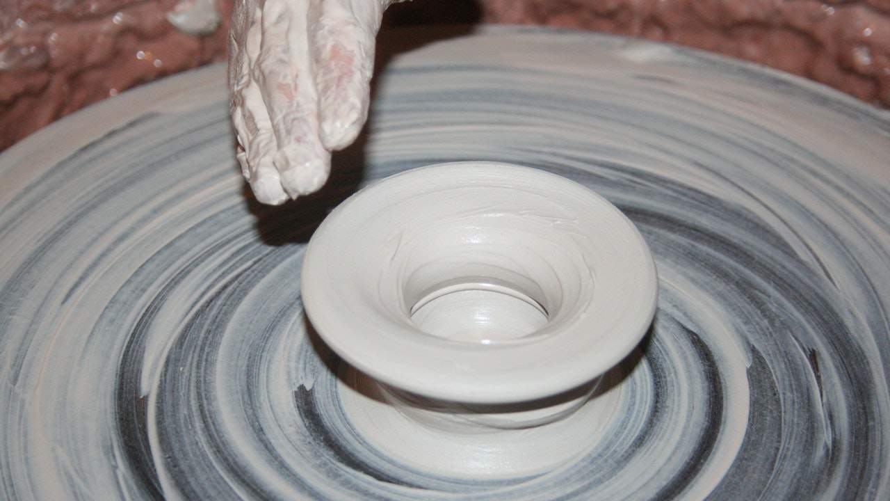 Riciclo ceramica: un artigiano realizza un vaso miscelando ceramica nuova e già utilizzata