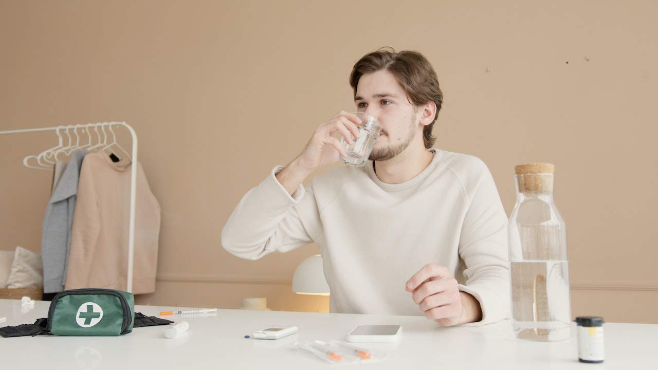 Depuratore per l'acqua: un uomo si gusta la sua acqua appena purificata