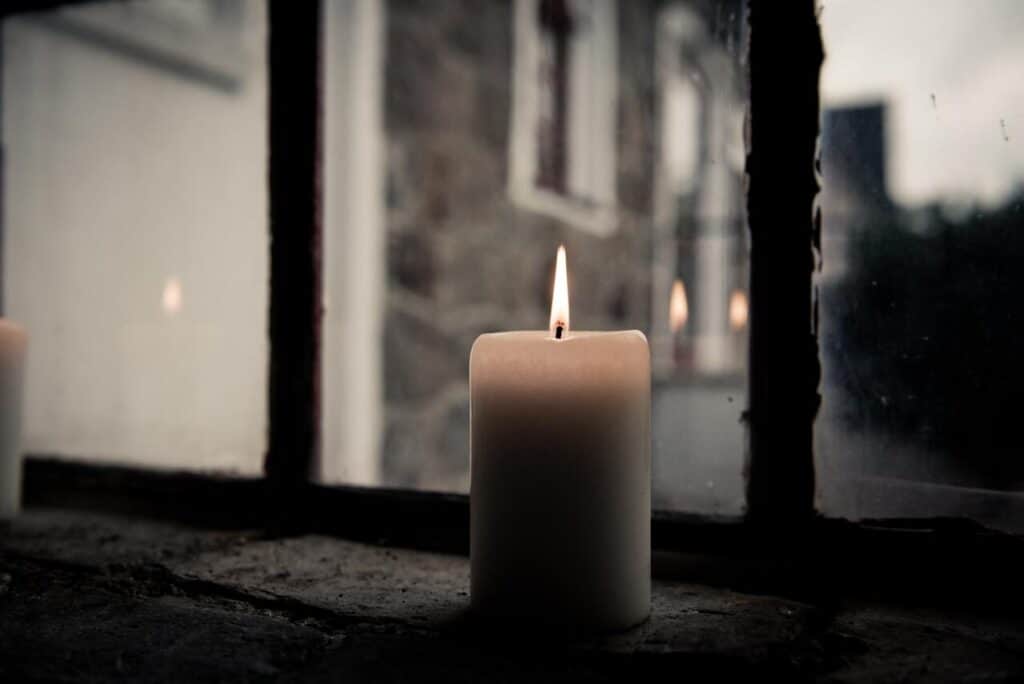 Scopriamo insieme cinque modi sostenibili ma anche molto originali e semplici per creare dei porta candele fatti in casa.