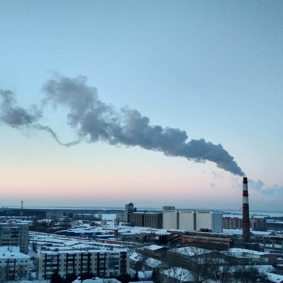 Carbon free o carbon neutral? Per ridurre le emissioni di industrie come quella in foto, quale strategia si può adottare?