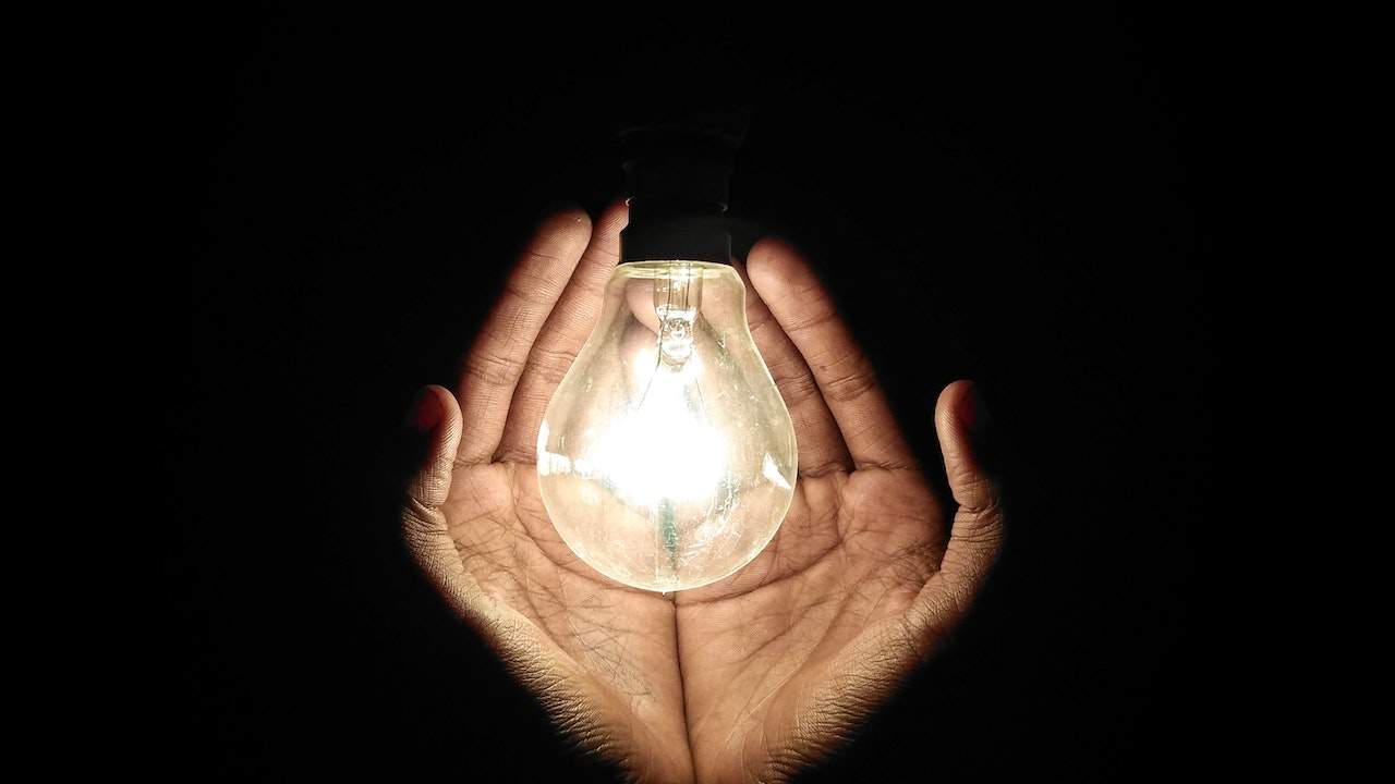 Elettricità biologicsa: Madre Natura tiene una lampadina accesa tra le mani
