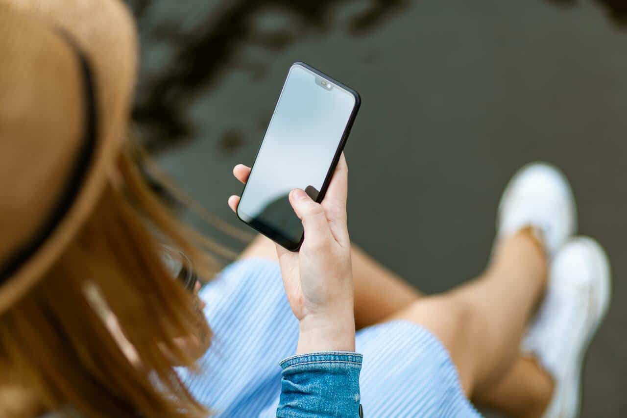 Ci sono davvero tantissimi modi creativi per personalizzare il proprio smartphone in modo fai da te: vediamoli qui insieme.