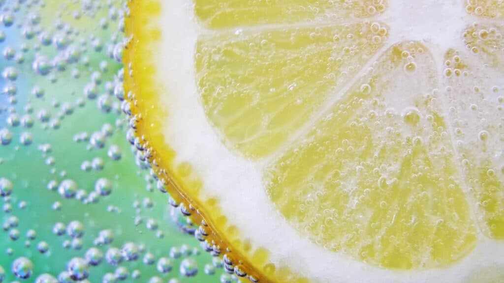 Riciclare le bucce di limone: di questo straordinario agrume si può usare tutto
