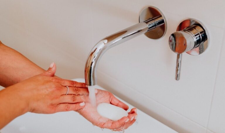 lavandino aperto in bagno