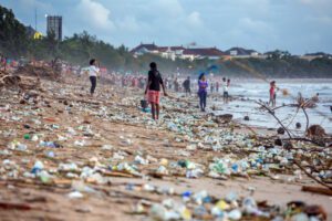 Spiaggia di Kuta, Bali, inquinata da rifiuti plastici.