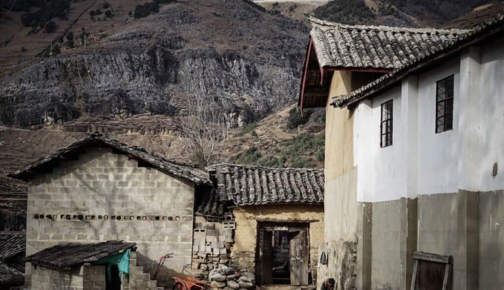Un villaggio sormontato da una montagna