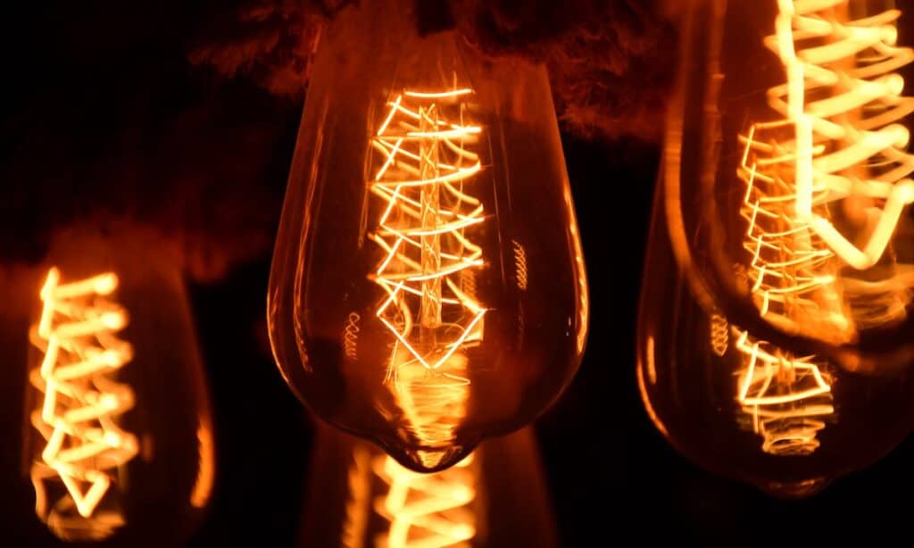 In futuro, potremmo accendere lampadine come queste grazie all'energia senza fili