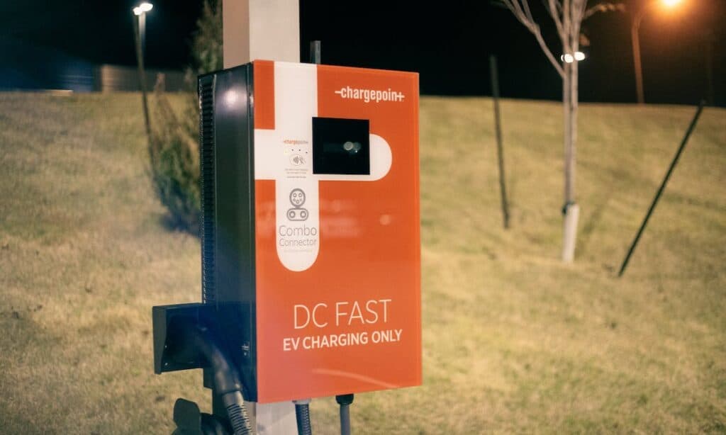 Generatore a idrogeno rosso fissato a un palo