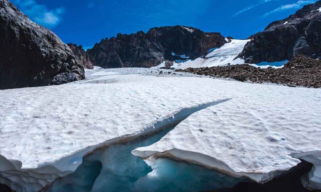 Crepaccio di ghiaccio in un ghiacciaio alpino.