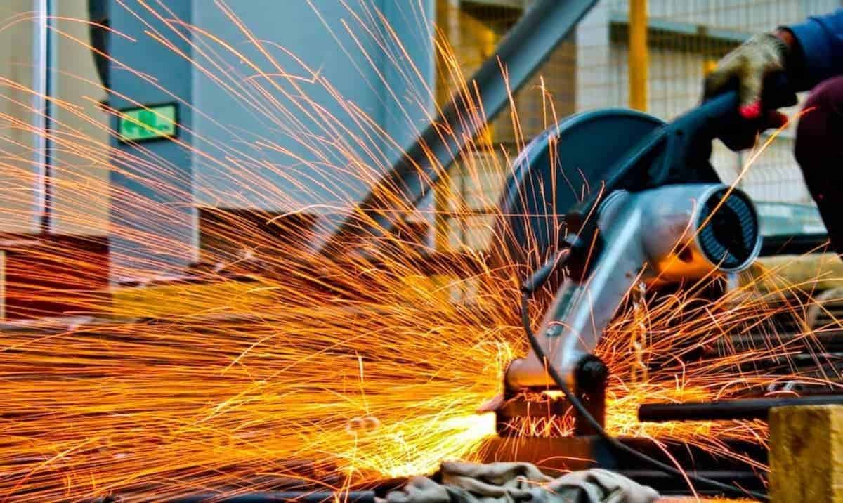 Un macchinarop che taglia del metallo