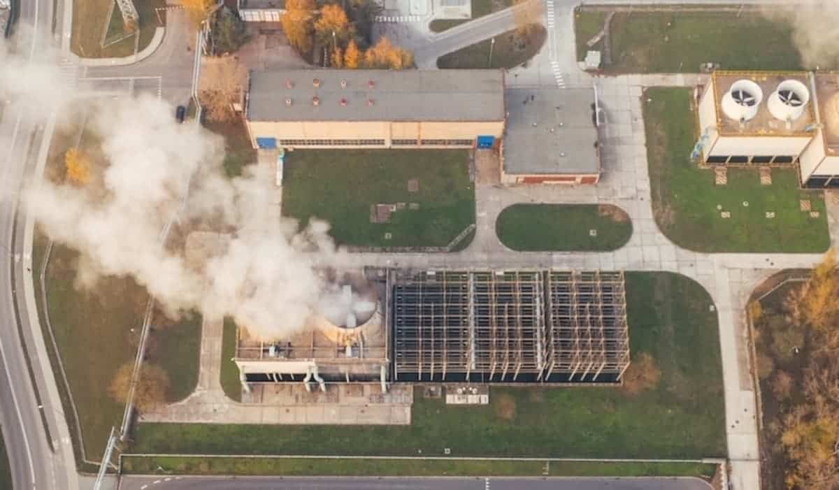 Le ciminiere di una fabbrica in Polonia