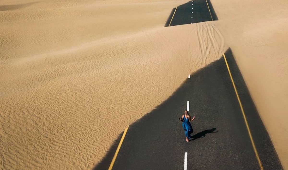 Una ragazza in mezzo al deserto