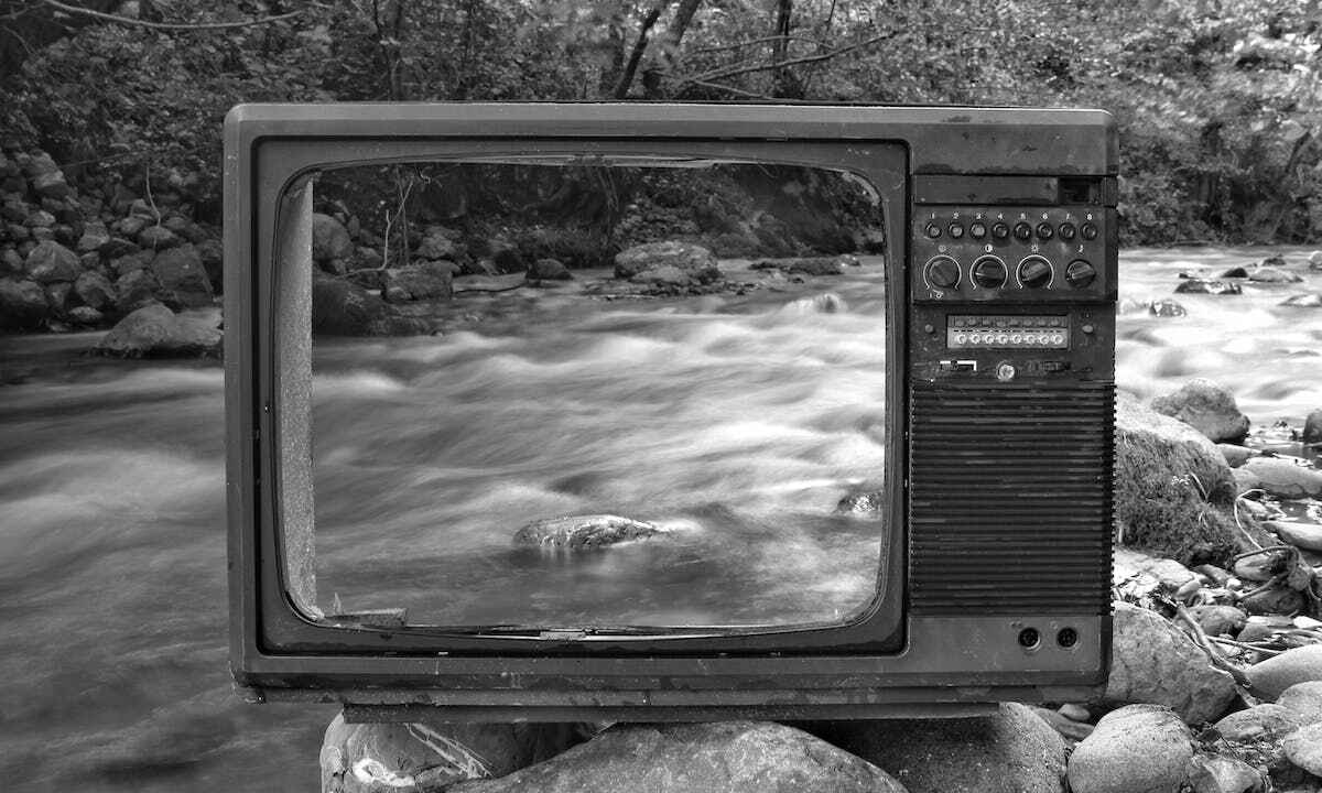 RAEE: una tv abbandonata lungo il corso di un fiume