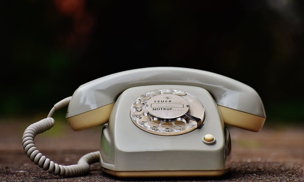 RAEE: un vecchio telefono rotativo