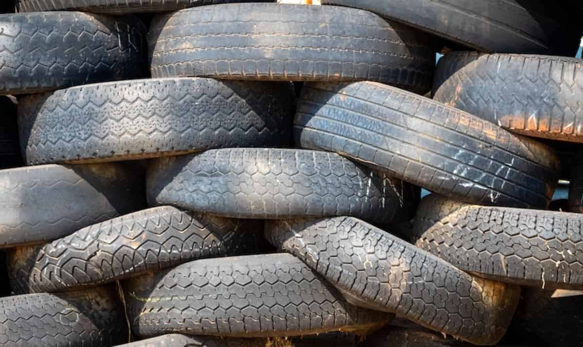 Lotto di pneumatici per veicoli impilati