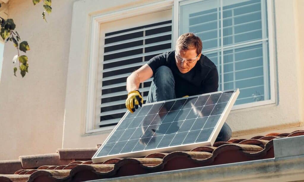 Quinto Conto Energia: un installatore monta un pannello su un tetto