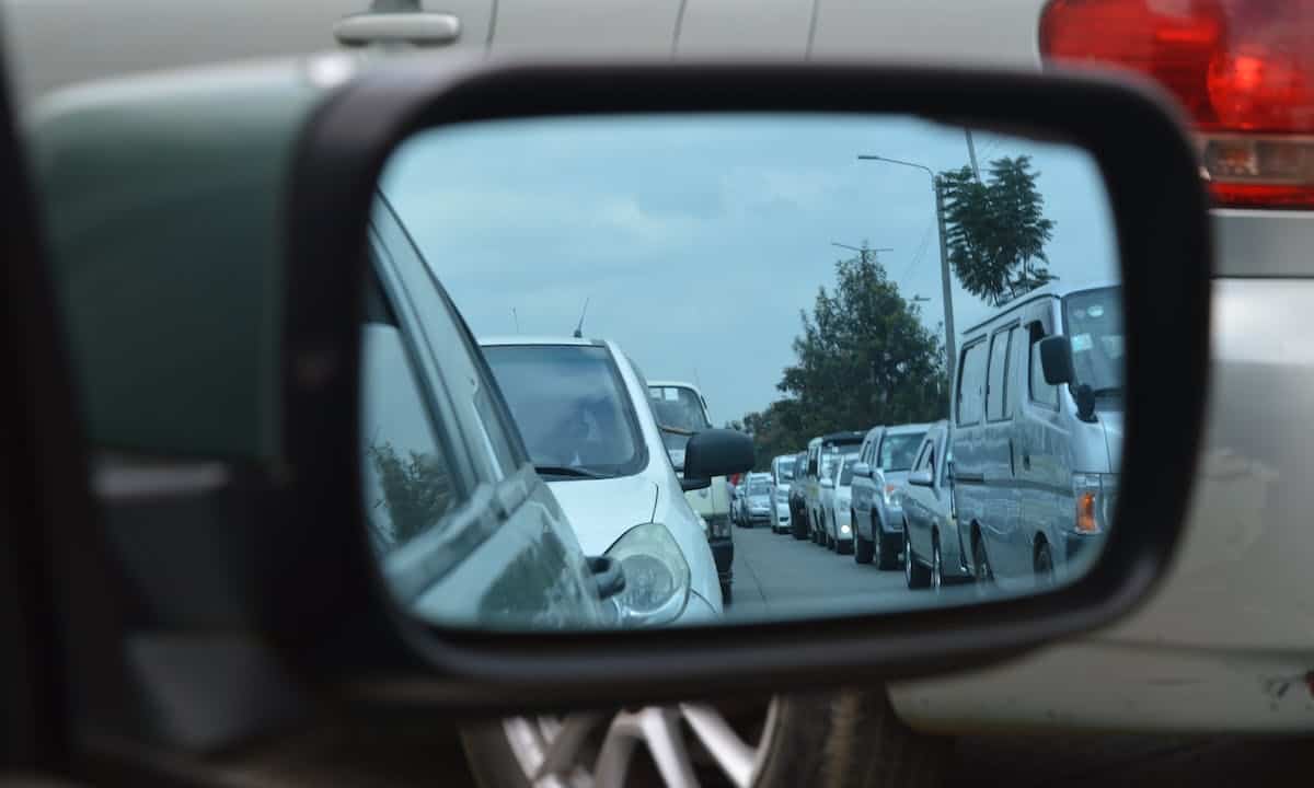 Bologna città a 30 km/h: auto incolonnate im strada