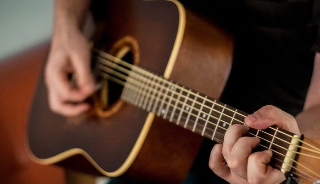 Un ragazzo che suona la chitarra