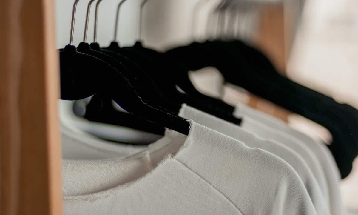 Cotone riciclato: magliette chiare in esposizione