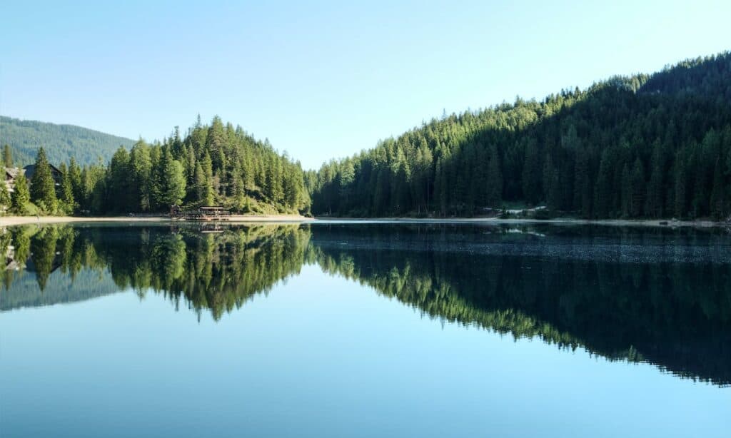 Inquinamento dei laghi: un lago alpino