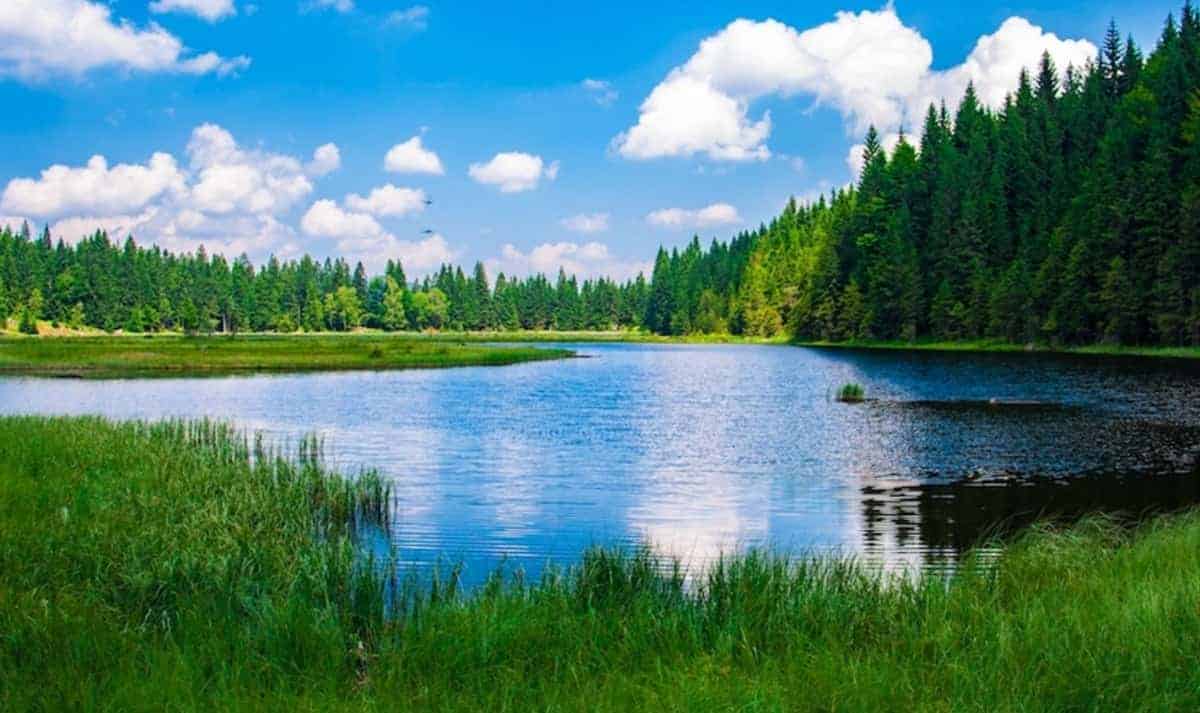 Il cielo riflesso in un lago