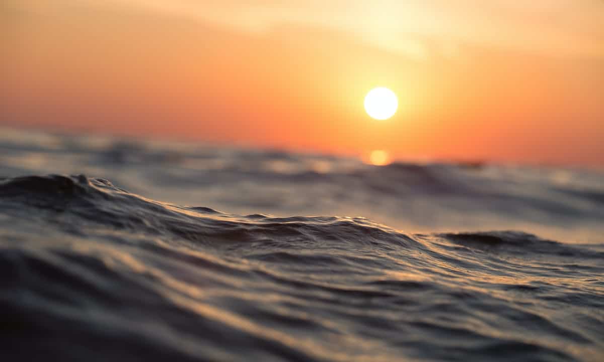 Mar Mediterraneo caldo al tramonto