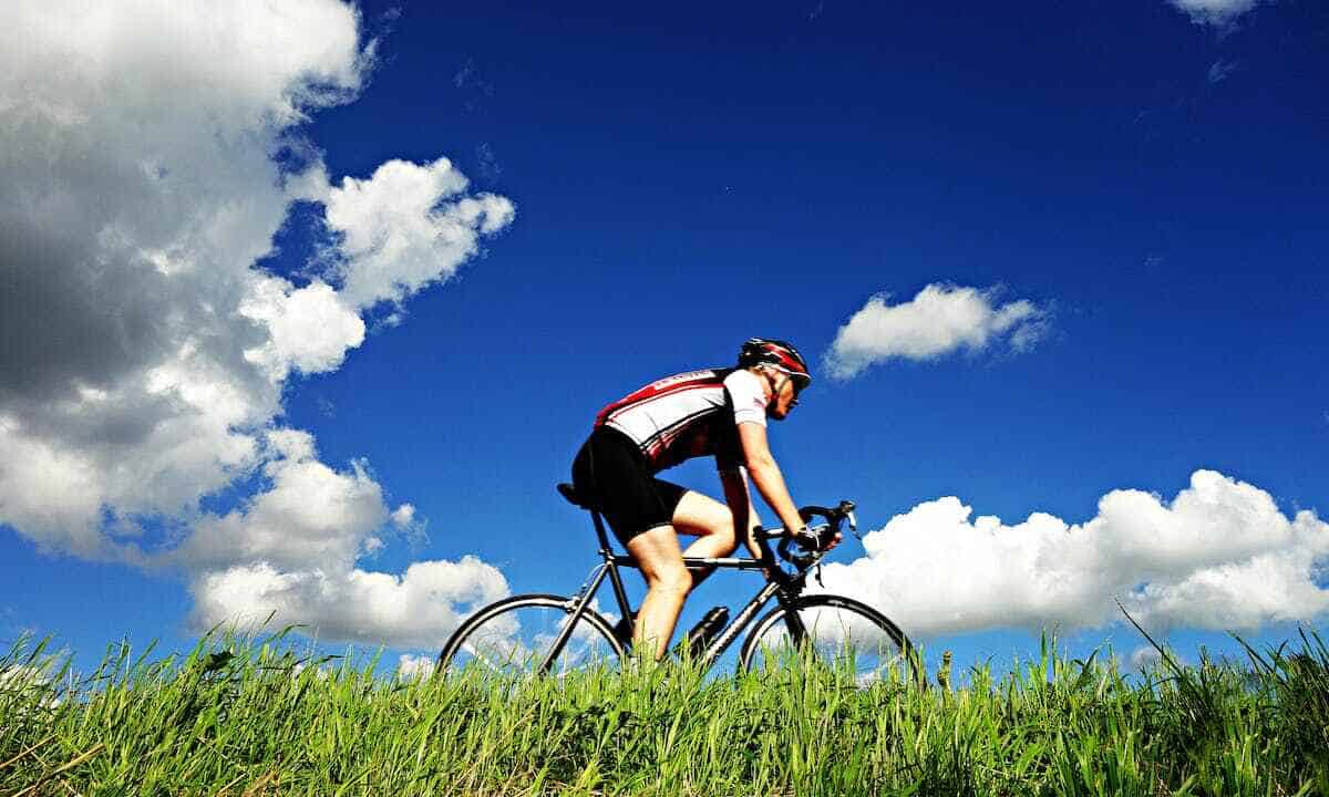 Piste ciclabili con pannelli solari: un ciclista in abbigliamento da corsa
