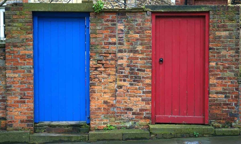 Riciclo creativo di vecchie porte: una porta rossa e una blu