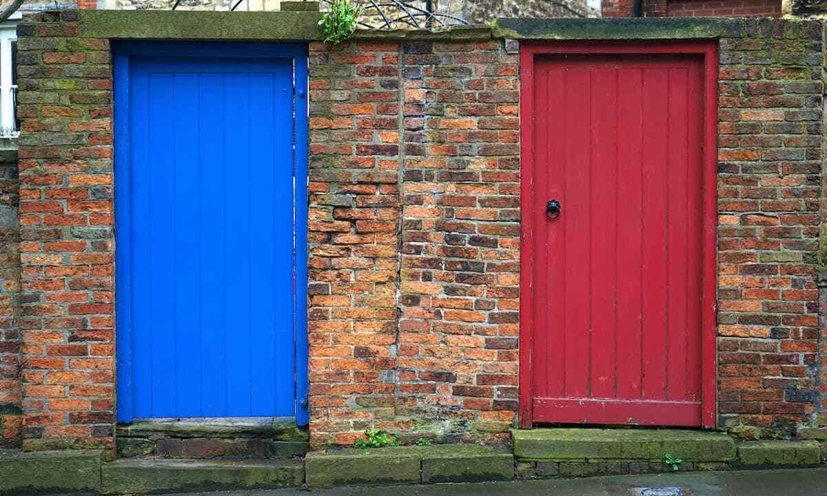Riciclo creativo di vecchie porte: una porta rossa e una blu