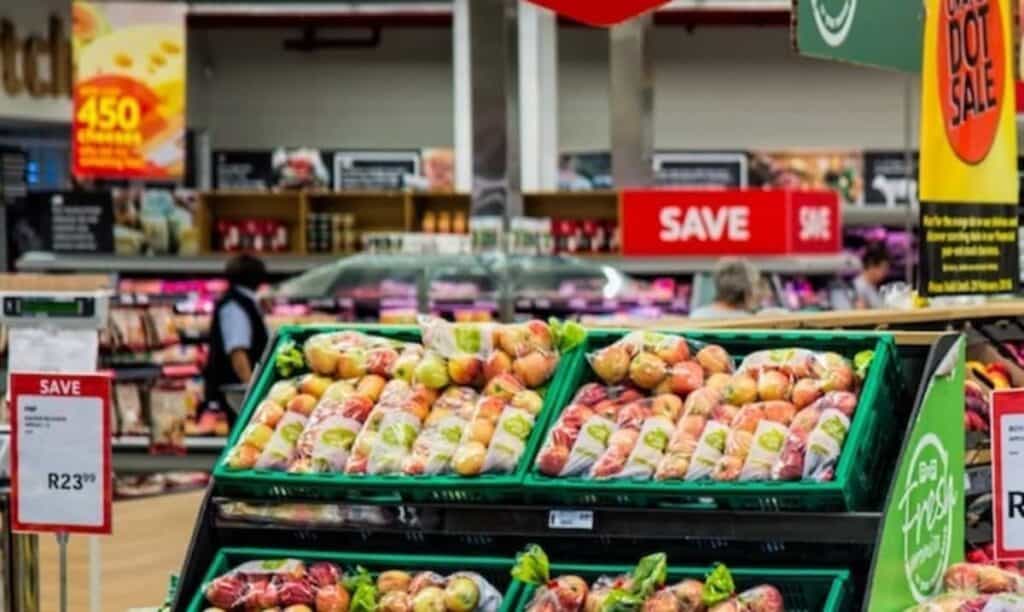 Scaffali in un supermercato