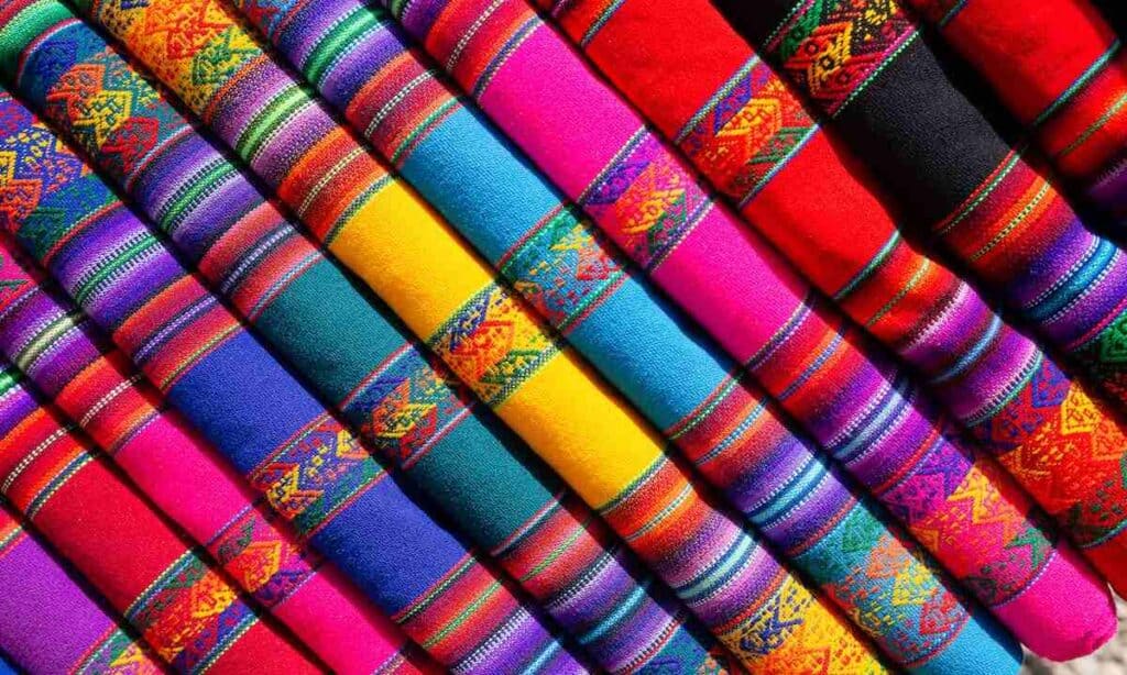 Rotoli di tessuto colorato