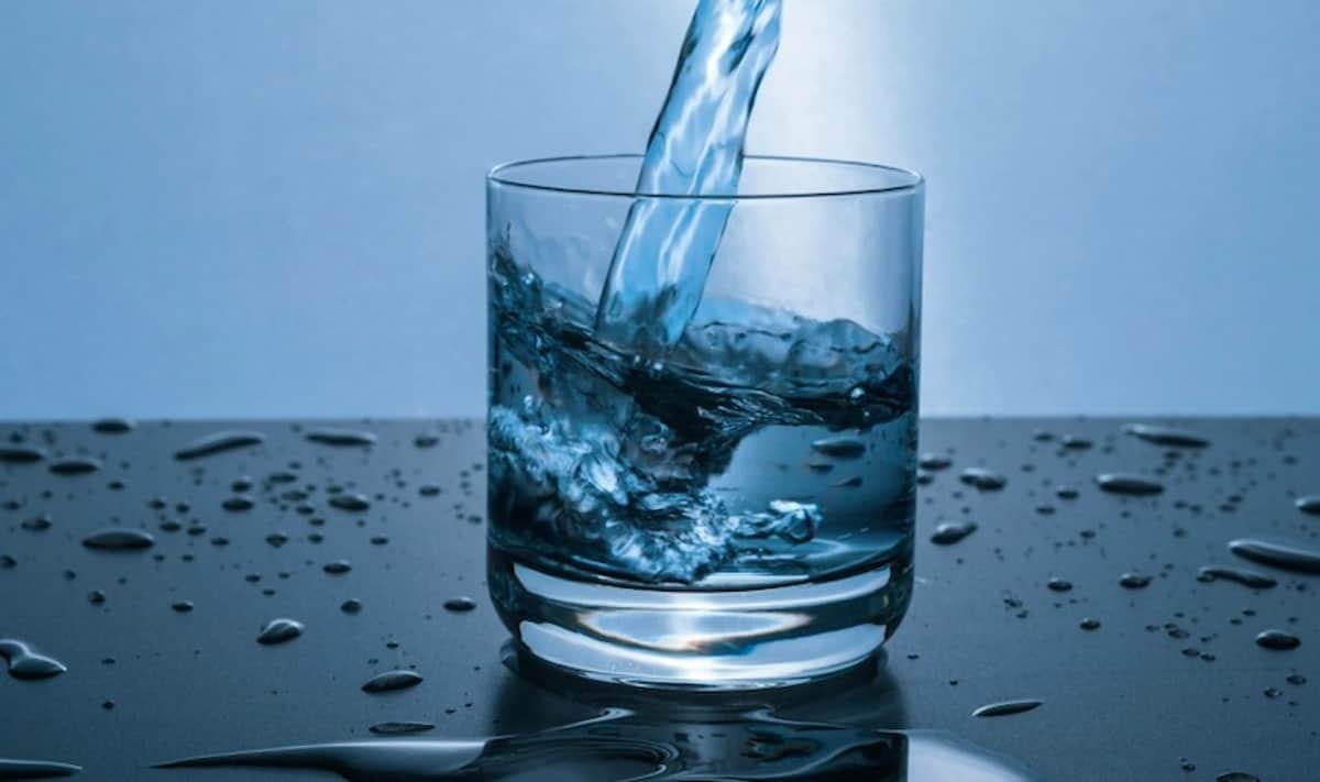 Acqua versata in un bicchiere