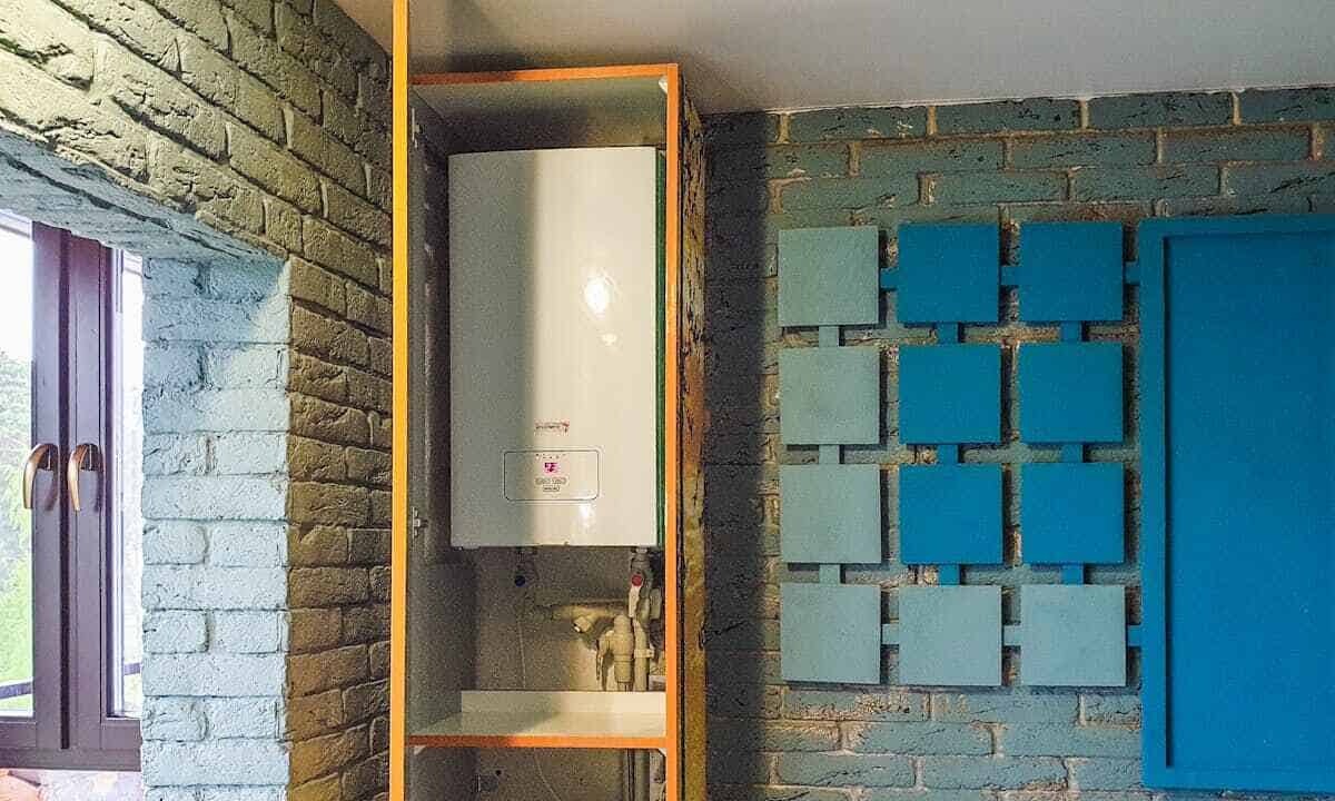 Caldaia a muro in un armadio di legno.