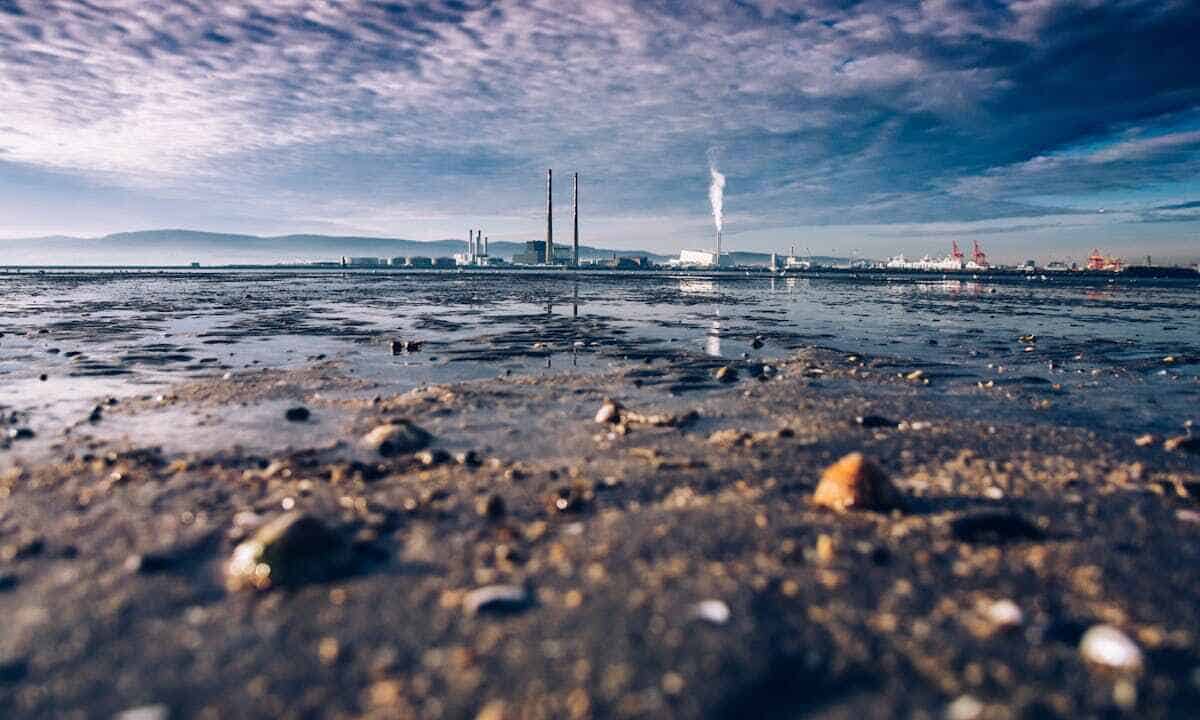 Centrali a biomasse: un impianto in lontananza